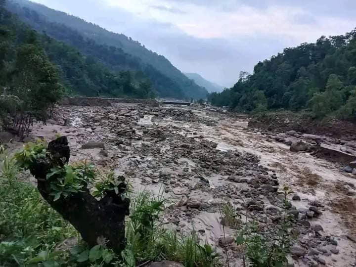 सङ्खुवासभा बाढी : एक जनाको मृत्यु, १६ मजदुर सम्पर्कविहीन